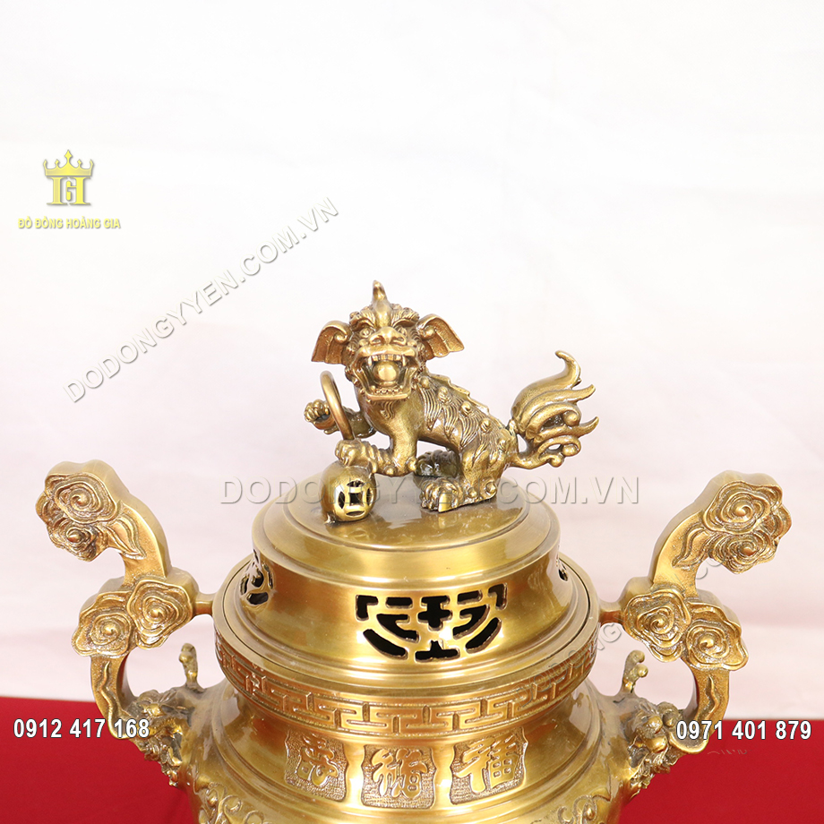 Con nghê ở lắp đỉnh lấy hình tượng từ con chó giữ nhà, mang ý nghĩa trừ tà khí, bảo vệ nhà, đem lại bình an cho gia chủ và những người thân trong gia đình